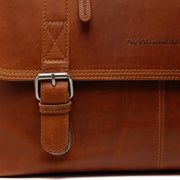 Solid Antique Brass Hardware &amp; Heavy-Duty Dual Zipper Detail on Imperia Full-Grain Leather Laptop Bag voor Heren