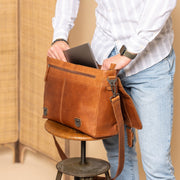 Imperia Full-Grain Leather Laptop Bag voor Heren - Structured Side Profile Showing Gusset Depth &amp; Expansion Capacity