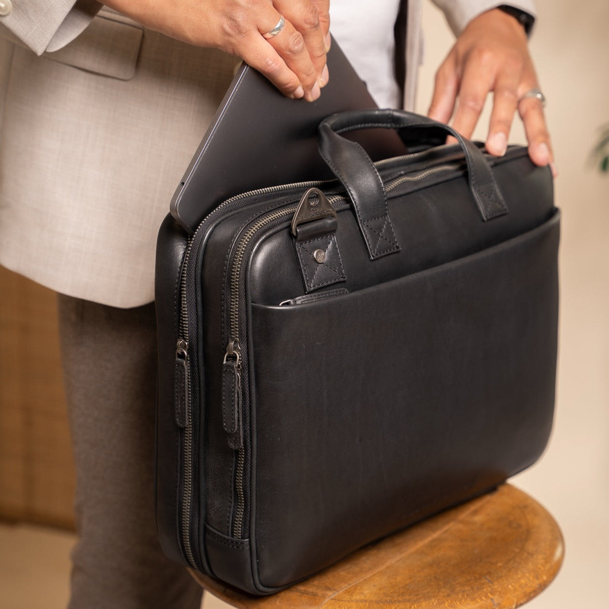 Iseo Full-Grain Leather Laptop Bag voor Heren - Structured Side Profile Showing Gusset Depth &amp; Expansion Capacity