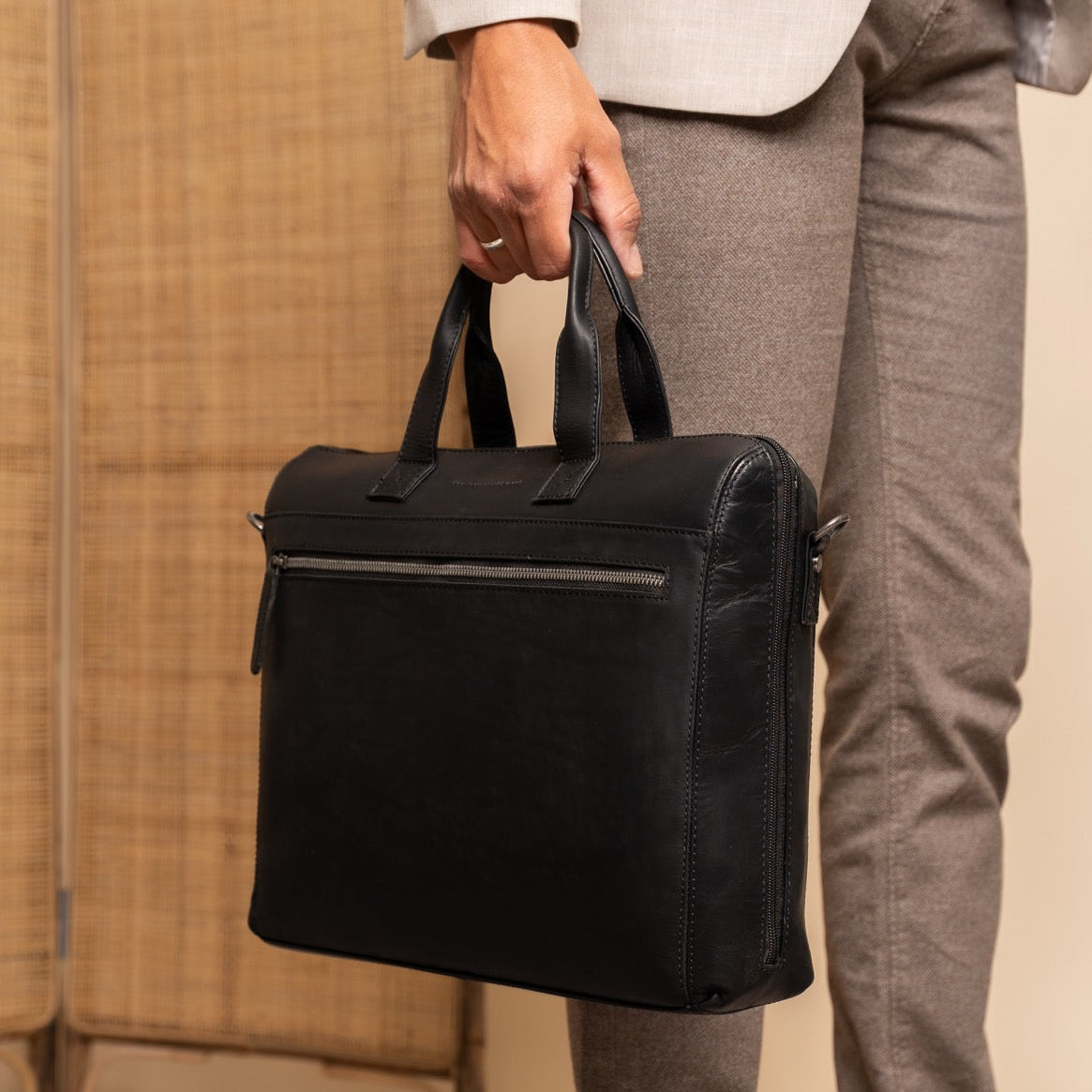 Levanto Full-Grain Leather Laptop Bag voor Dames - Structured Side Profile Showing Gusset Depth &amp; Expansion Capacity