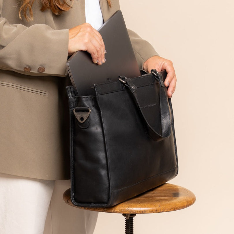 Manly Full-Grain Leather Laptop Bag voor Dames - Structured Side Profile Showing Gusset Depth &amp; Expansion Capacity