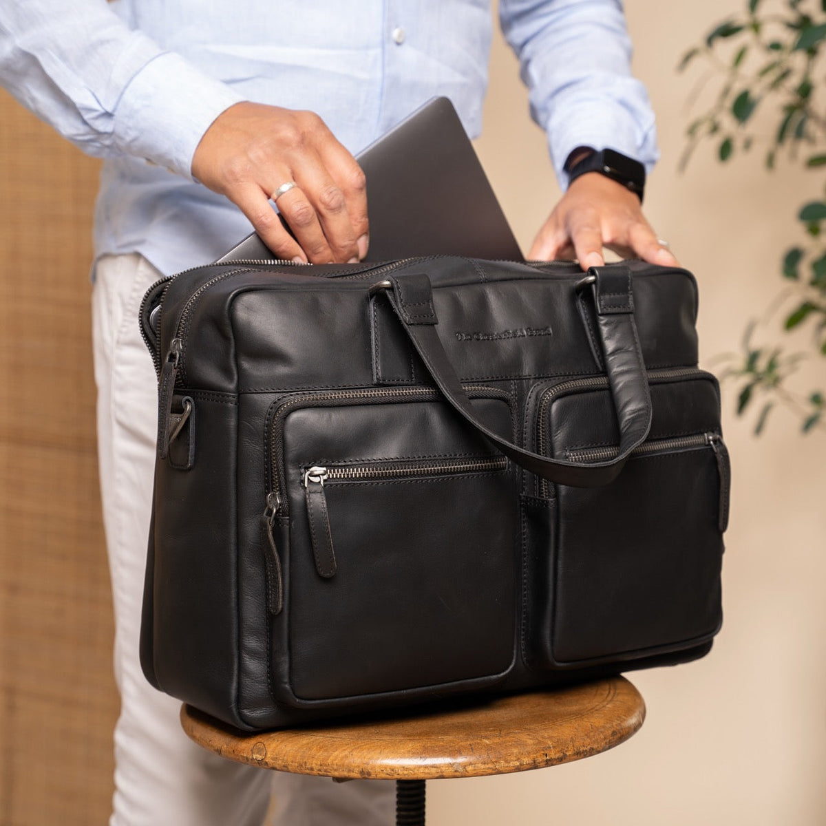 Misha Full-Grain Leather Laptop Bag voor Dames - Structured Side Profile Showing Gusset Depth &amp; Expansion Capacity
