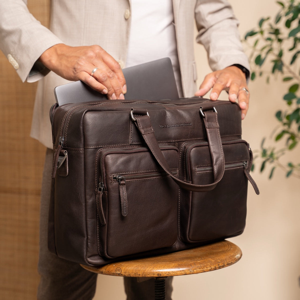 Misha Full-Grain Leather Laptop Bag voor Dames – alternate product view 3
