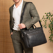 Solid Antique Brass Hardware &amp; Heavy-Duty Dual Zipper Detail on Tacama Full-Grain Leather Laptop Bag voor Dames