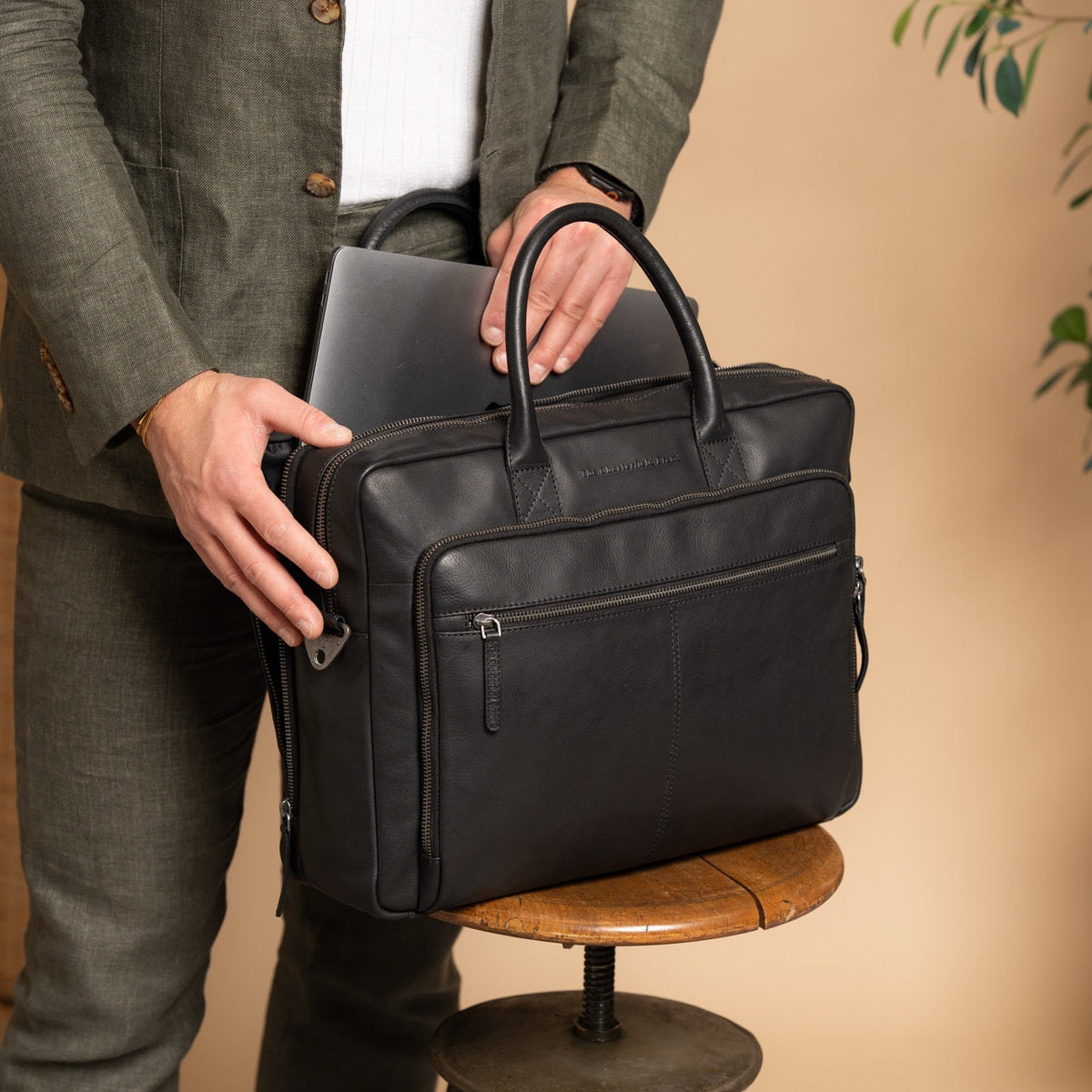 Tacama Full-Grain Leather Laptop Bag voor Dames - Structured Side Profile Showing Gusset Depth &amp; Expansion Capacity
