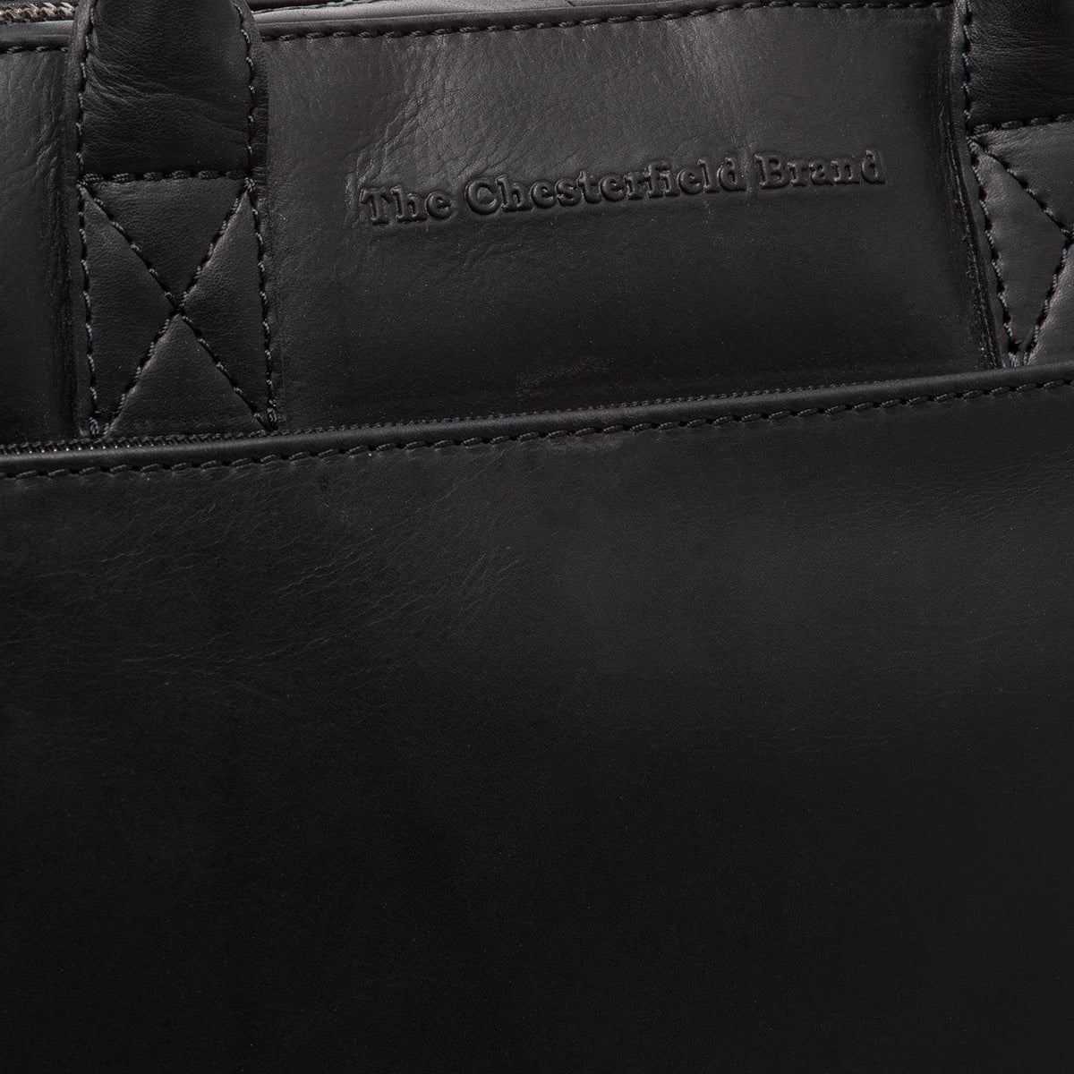 
Solid Antique Brass Hardware & Heavy-Duty Dual Zipper Detail on Tilbury Leren laptoptas