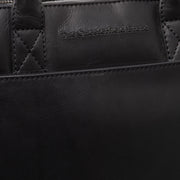 
Solid Antique Brass Hardware & Heavy-Duty Dual Zipper Detail on Tilbury Leren laptoptas