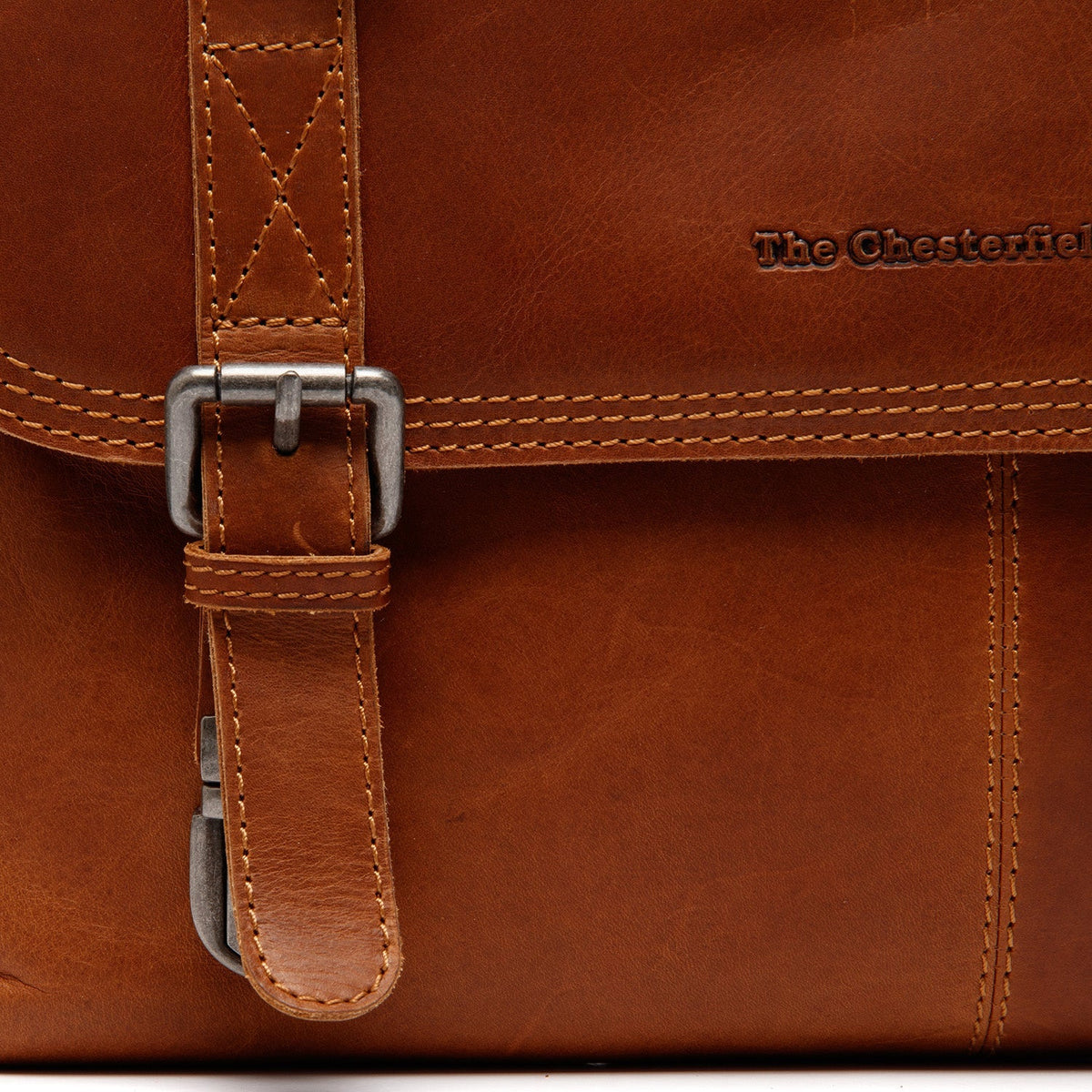 Solid Antique Brass Hardware &amp; Heavy-Duty Dual Zipper Detail on Veneto Full-Grain Leather Laptop Bag voor Dames