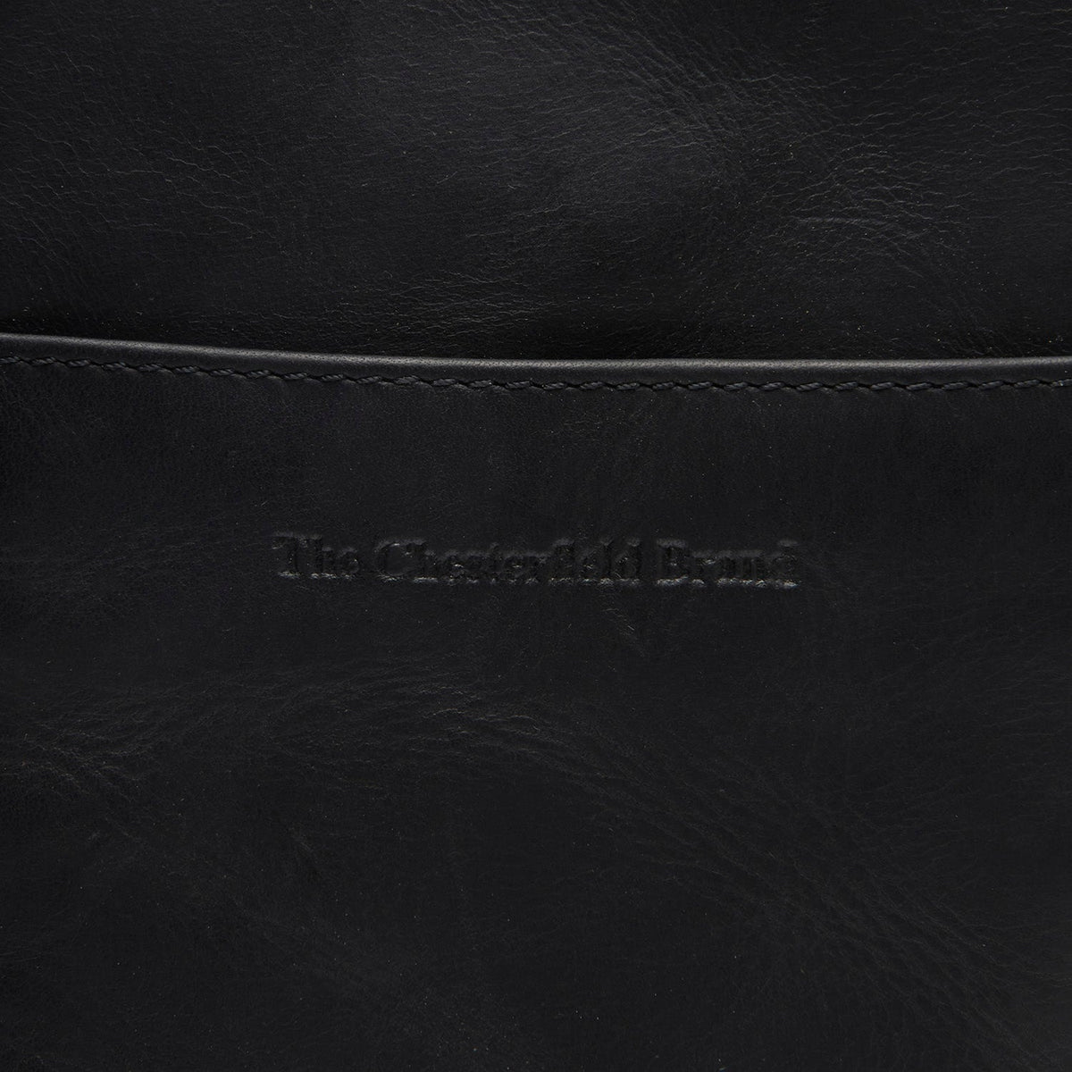 
Detailopname of Classic Collar & Heavy-Duty Zipper Hardware on Alesund Volnerfleer Phone Bag