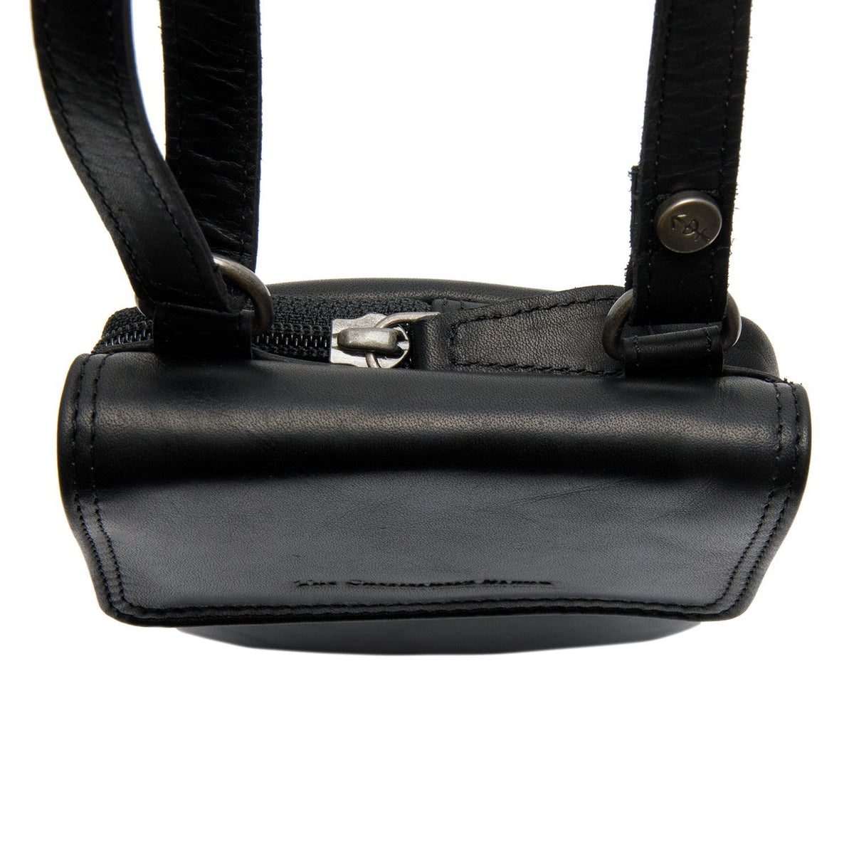 Close-Up Detail of Classic Collar &amp; Heavy-Duty Zipper Hardware on Langley Full-Grain Leather Phone Bag voor Dames