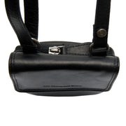 Close-Up Detail of Classic Collar &amp; Heavy-Duty Zipper Hardware on Langley Full-Grain Leather Phone Bag voor Dames