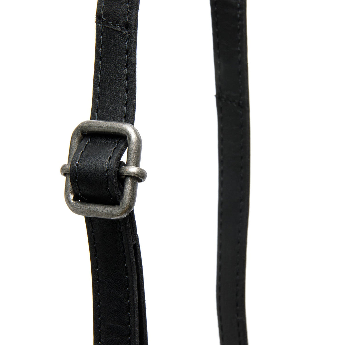 Tailored Rib Cuffs &amp; Hem Craftsmanship Construction Detail on Langley Full-Grain Leather Phone Bag voor Dames