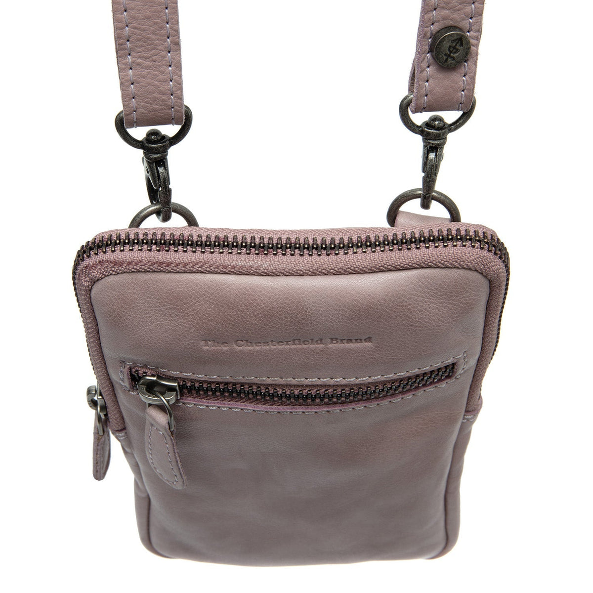 Detailopname of Classic Collar & Heavy-Duty Zipper Hardware on Salta Full-Grain Leather Phone Bag