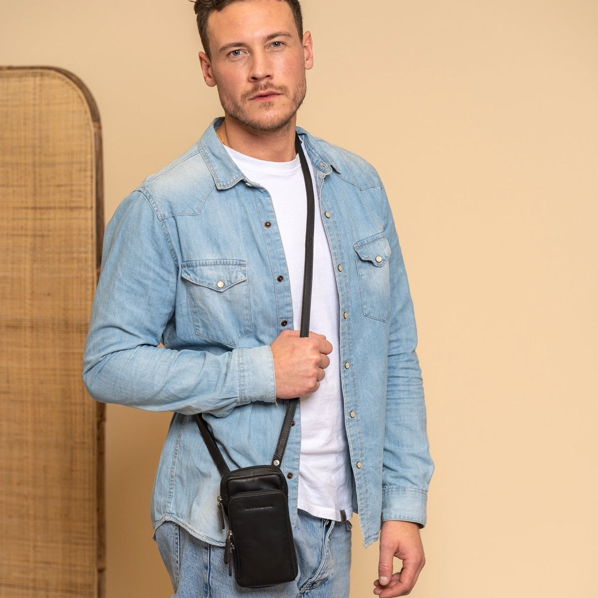 Valdes Full-Grain Leather Phone Bag - Zijaanzicht met ergonomische mouwsnede