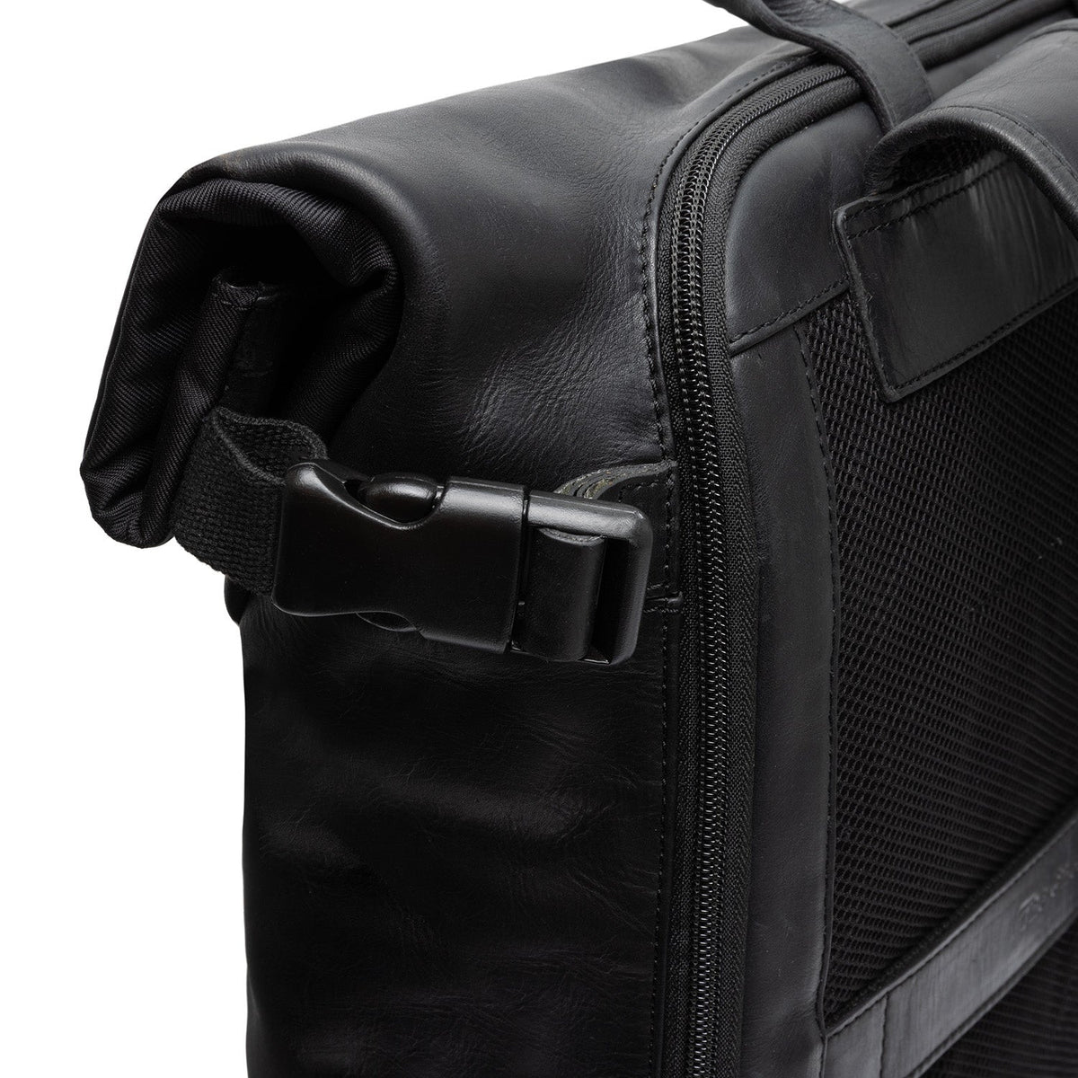 
Solid Antique Brass Hardware & Heavy-Duty Dual Zipper Detail on Bornholm Volnerfleer Roll-top Backpack