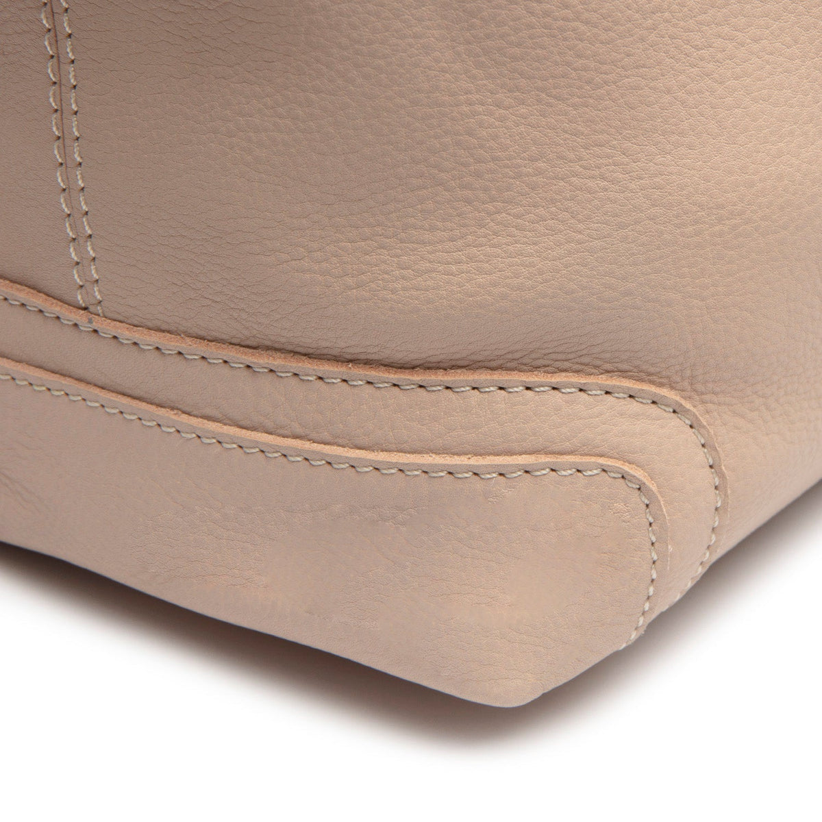 Solid Antique Brass Hardware &amp; Heavy-Duty Dual Zipper Detail on Astero Full-Grain Leather Shoulder Bag voor Dames
