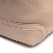 Solid Antique Brass Hardware &amp; Heavy-Duty Dual Zipper Detail on Astero Full-Grain Leather Shoulder Bag voor Dames