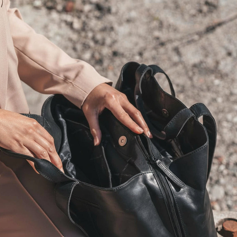 Gail Full-Grain Leather Shoulder Bag voor Dames - Structured Side Profile Showing Gusset Depth &amp; Expansion Capacity