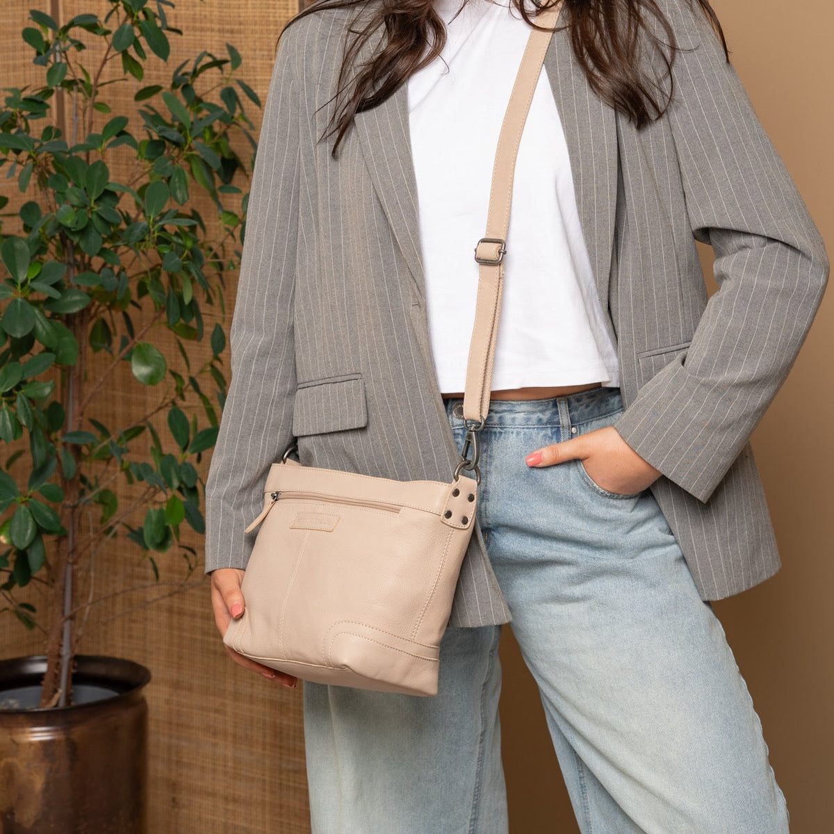 Zarita Full-Grain Leather Shoulder Bag voor Dames - Structured Side Profile Showing Gusset Depth &amp; Expansion Capacity