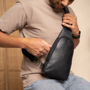 Leather Sling Bag Bowey voor Dames - Structured Side Profile Showing Gusset Depth &amp; Expansion Capacity