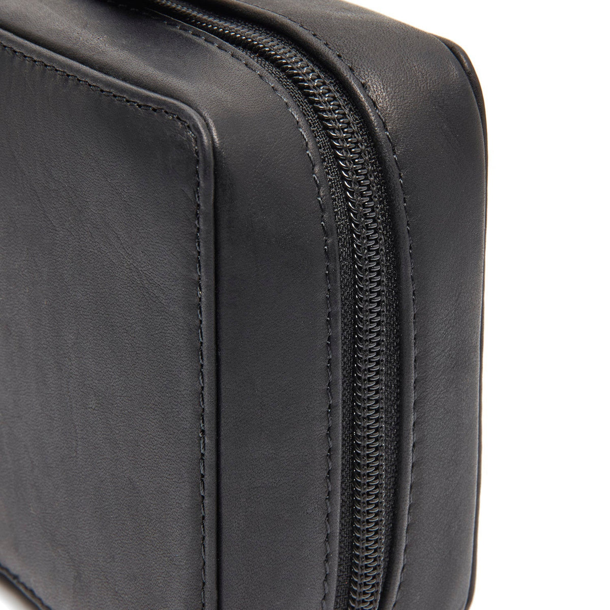 Close-Up Detail of Classic Collar &amp; Heavy-Duty Zipper Hardware on Leather Tech-Organizer Ardan voor Dames