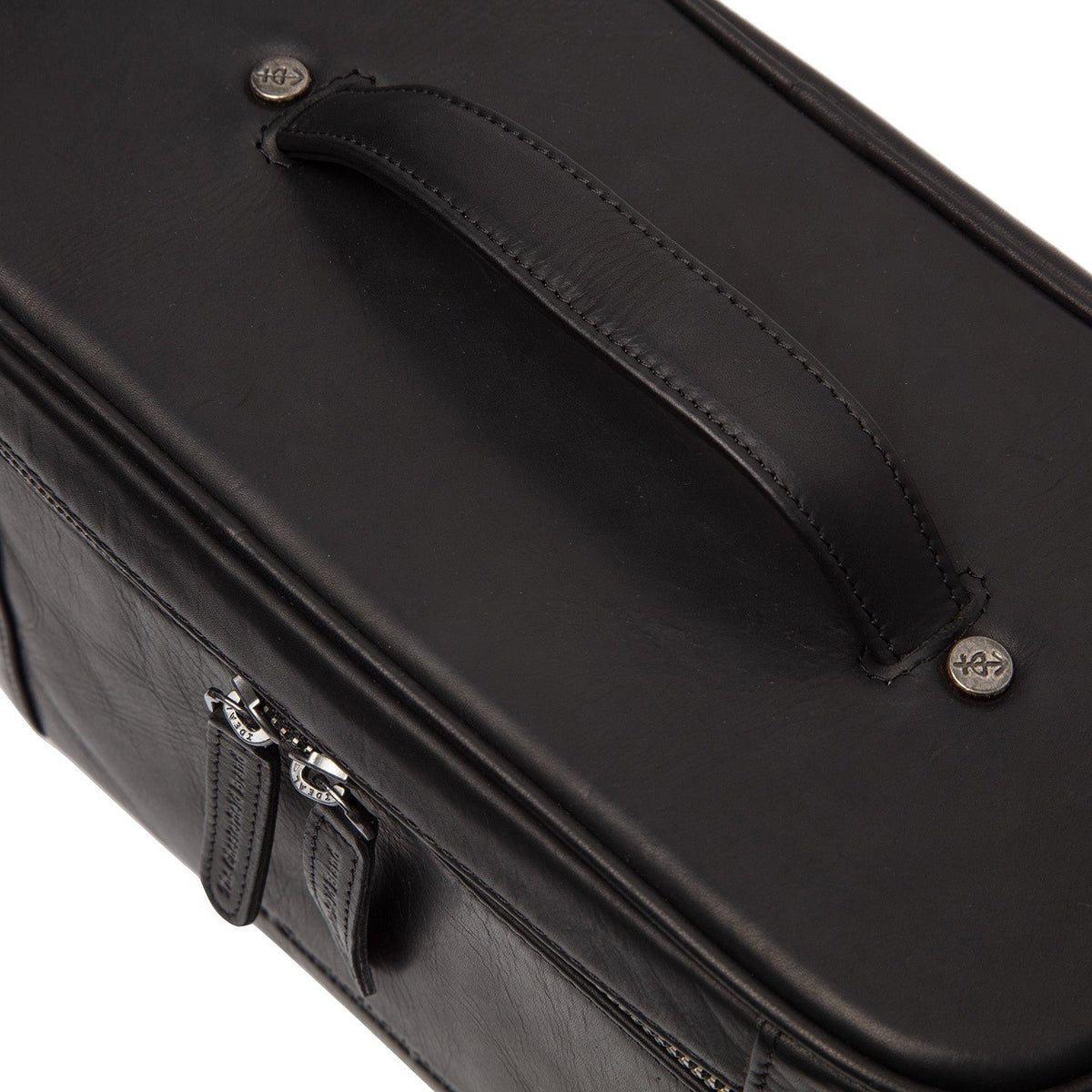 Close-Up Detail of Classic Collar &amp; Heavy-Duty Zipper Hardware on Limone Full-Grain Leather Toiletry Bag voor Dames