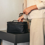 Limone Full-Grain Leather Toiletry Bag voor Dames - Lateral Side Profile View Showing Sleeve Cut &amp; Athletic Taper Fit