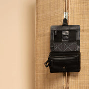 Rosario Full-Grain Leather Toiletry Bag voor Dames - Lateral Side Profile View Showing Sleeve Cut &amp; Athletic Taper Fit