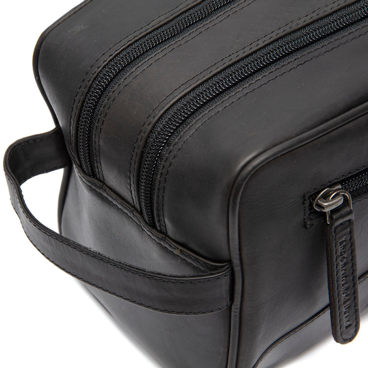 Close-Up Detail of Classic Collar &amp; Heavy-Duty Zipper Hardware on Stacey Full-Grain Leather Toiletry Bag voor Dames