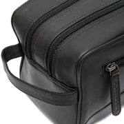 Close-Up Detail of Classic Collar &amp; Heavy-Duty Zipper Hardware on Stacey Full-Grain Leather Toiletry Bag voor Dames