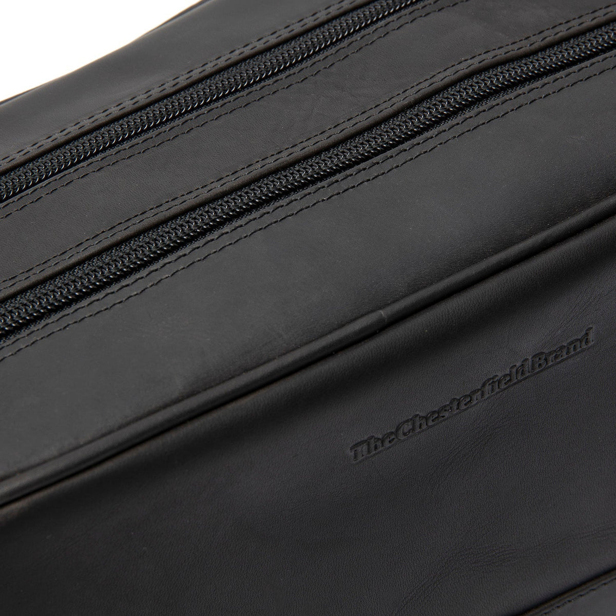 Tailored Rib Cuffs &amp; Hem Craftsmanship Construction Detail on Stacey Full-Grain Leather Toiletry Bag voor Dames