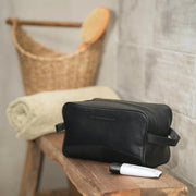 Stacey Full-Grain Leather Toiletry Bag voor Dames - Lateral Side Profile View Showing Sleeve Cut &amp; Athletic Taper Fit