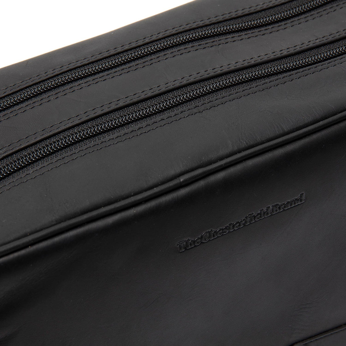 Close-Up Detail of Classic Collar &amp; Heavy-Duty Zipper Hardware on Stefan Full-Grain Leather Toiletry Bag voor Dames