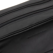 Close-Up Detail of Classic Collar &amp; Heavy-Duty Zipper Hardware on Stefan Full-Grain Leather Toiletry Bag voor Dames