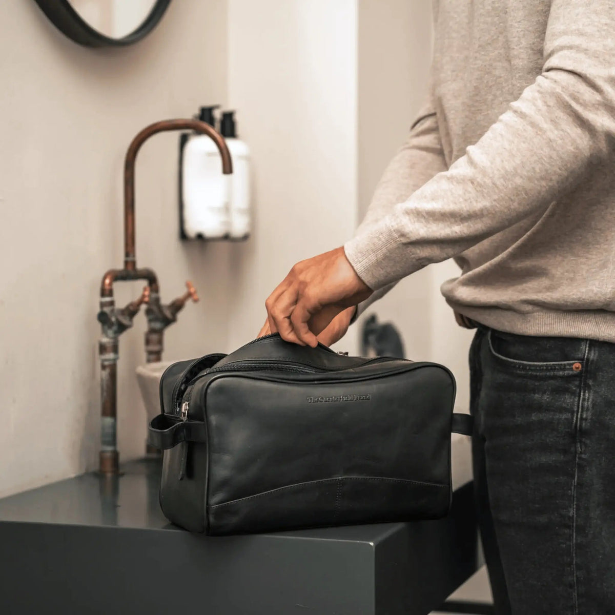Stefan Full-Grain Leather Toiletry Bag voor Dames - Lateral Side Profile View Showing Sleeve Cut &amp; Athletic Taper Fit