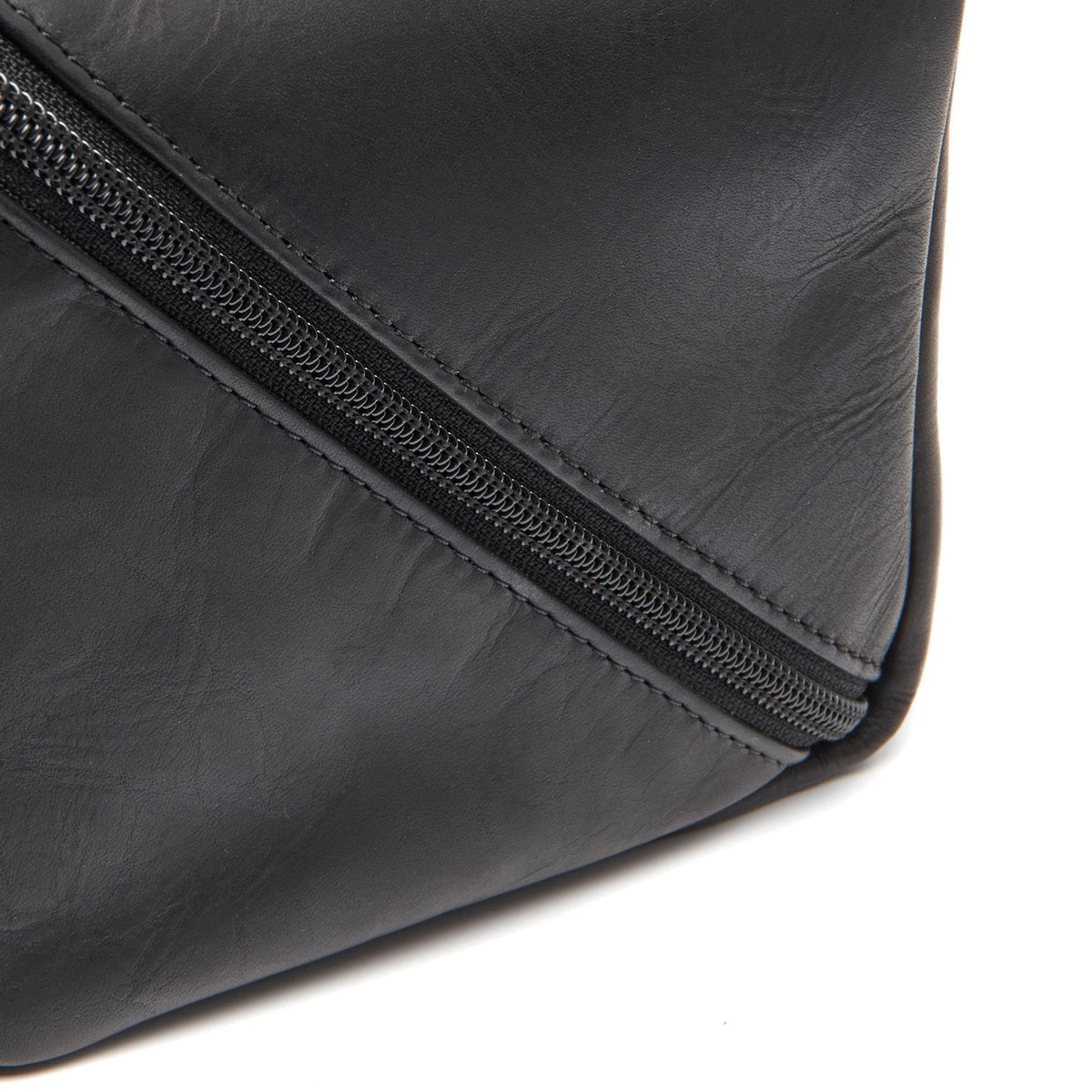 Close-Up Detail of Classic Collar &amp; Heavy-Duty Zipper Hardware on Trevia Full-Grain Leather Toiletry Bag voor Dames