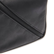 Close-Up Detail of Classic Collar &amp; Heavy-Duty Zipper Hardware on Trevia Full-Grain Leather Toiletry Bag voor Dames