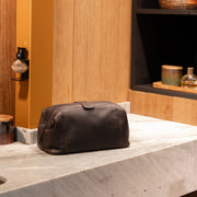 Styled Fit Perspective of Vince Full-Grain Leather Toiletry Bag voor Dames on Model - Natural Daylight Drape