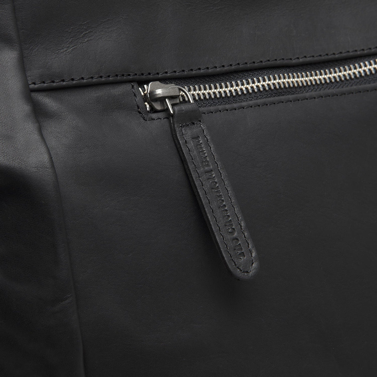 Solid Antique Brass Hardware &amp; Heavy-Duty Dual Zipper Detail on Berlin Volnerfleer Lederen shopper
