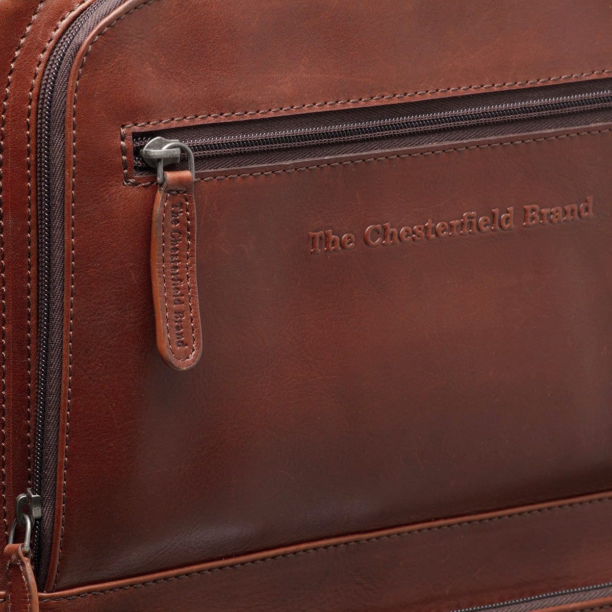 Close-Up Detail of Classic Collar &amp; Heavy-Duty Zipper Hardware on Leather Trolley San Marino voor Dames