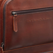 Close-Up Detail of Classic Collar &amp; Heavy-Duty Zipper Hardware on Leather Trolley San Marino voor Dames