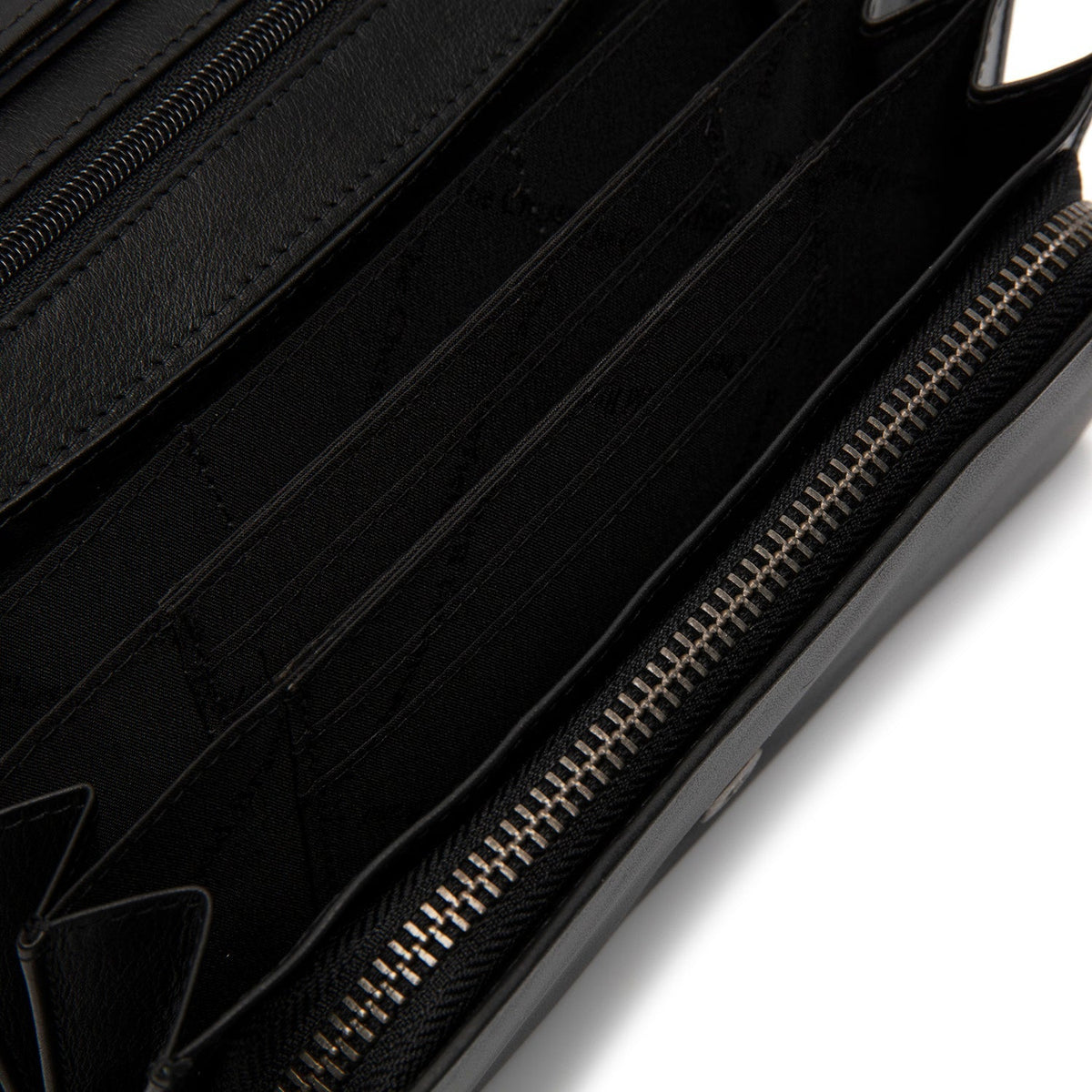 Solid Antique Brass Hardware &amp; Heavy-Duty Dual Zipper Detail on Arvento Full-Grain Leather Wallet voor Dames