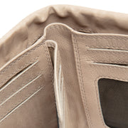 
Solid Antique Brass Hardware & Heavy-Duty Dual Zipper Detail on Mavona Leren portemonnee
