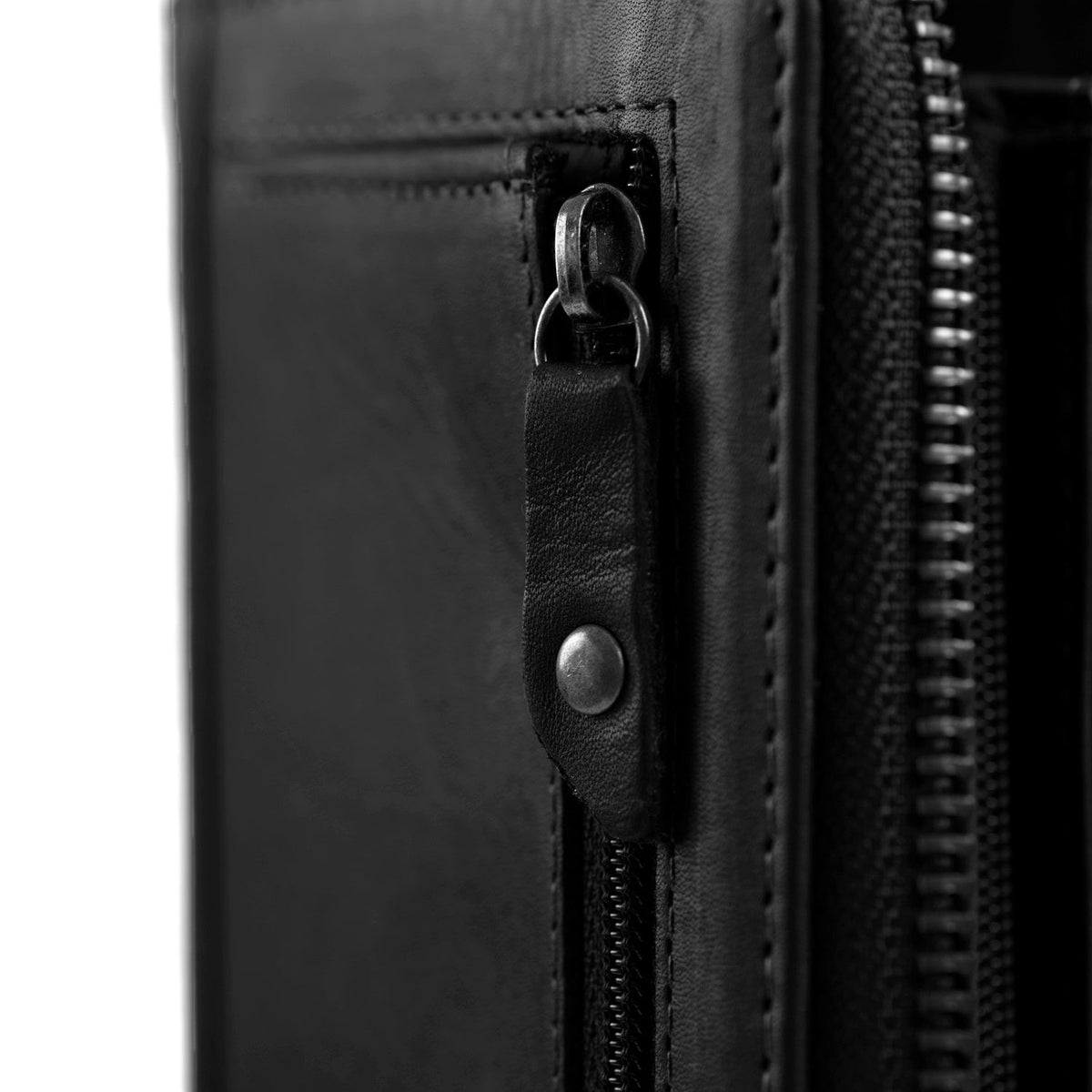 Solid Antique Brass Hardware &amp; Heavy-Duty Dual Zipper Detail on Nova Full-Grain Leather Wallet voor Dames