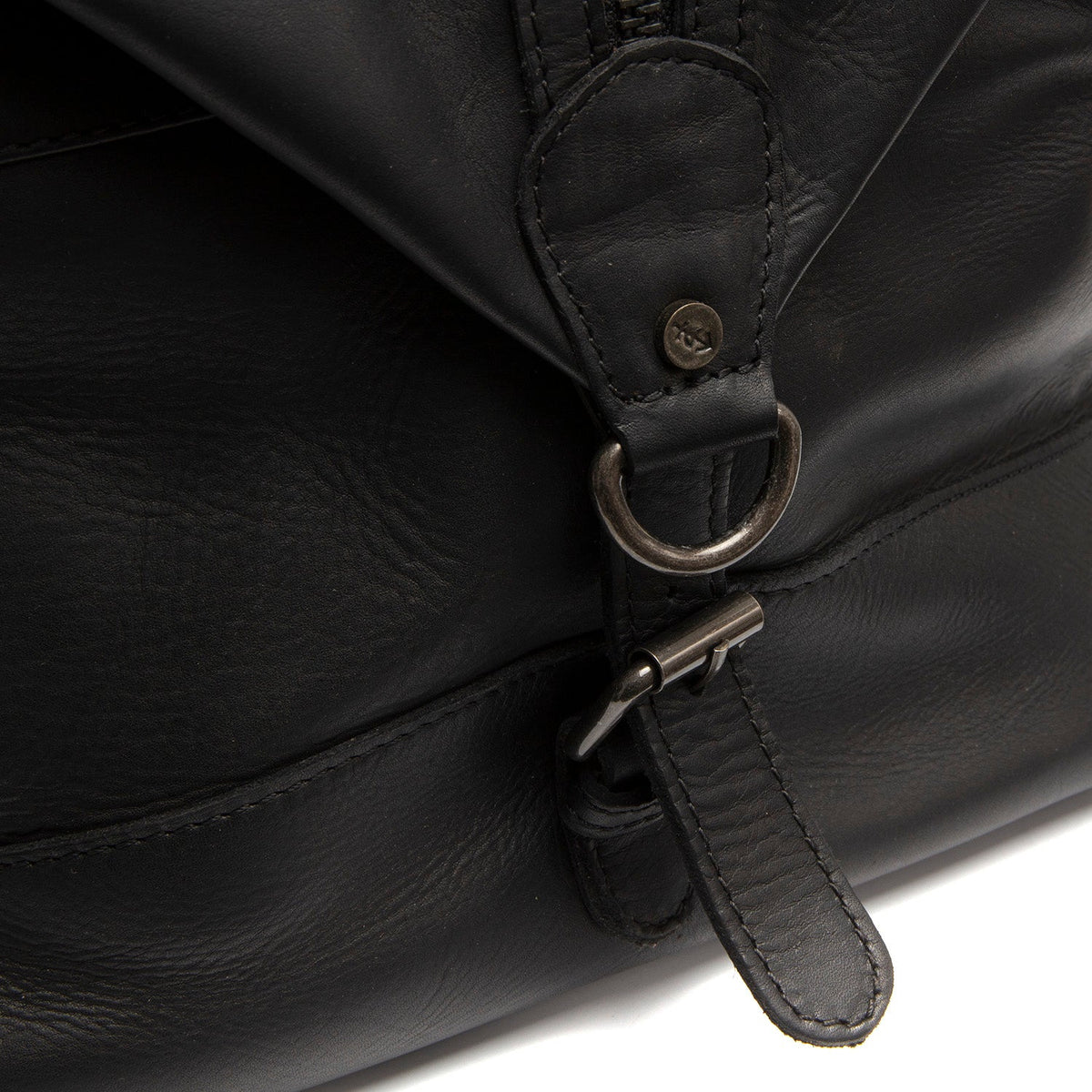 
Solid Antique Brass Hardware & Heavy-Duty Dual Zipper Detail on Portsmouth II Leren weekendtas