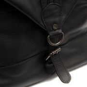 
Solid Antique Brass Hardware & Heavy-Duty Dual Zipper Detail on Portsmouth II Leren weekendtas