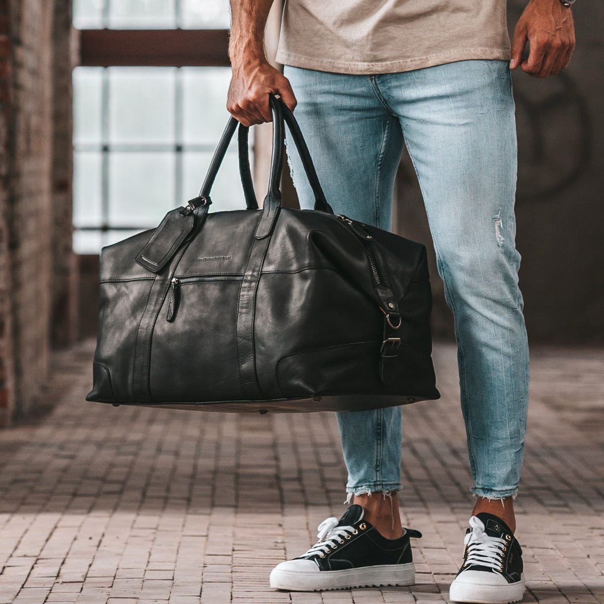 
Classic 100% Full-Grain Leather Duffle Bag - Achteraanzicht met versterkte leren banden