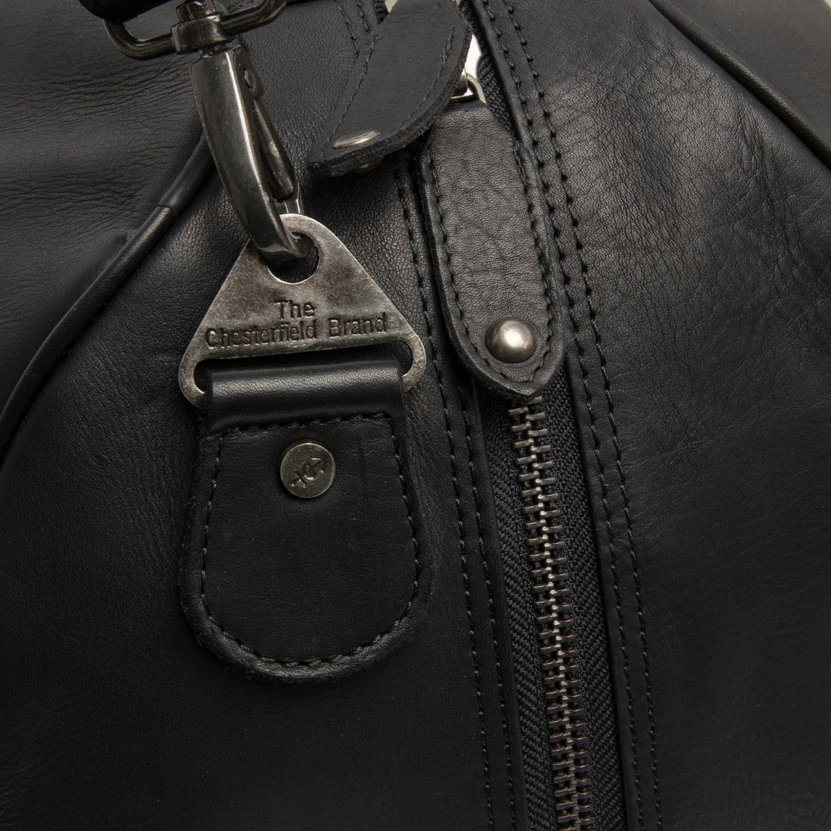 Solid Antique Brass Hardware &amp; Heavy-Duty Dual Zipper Detail on Rivaro Full-Grain Leather Weekender Bag voor Dames