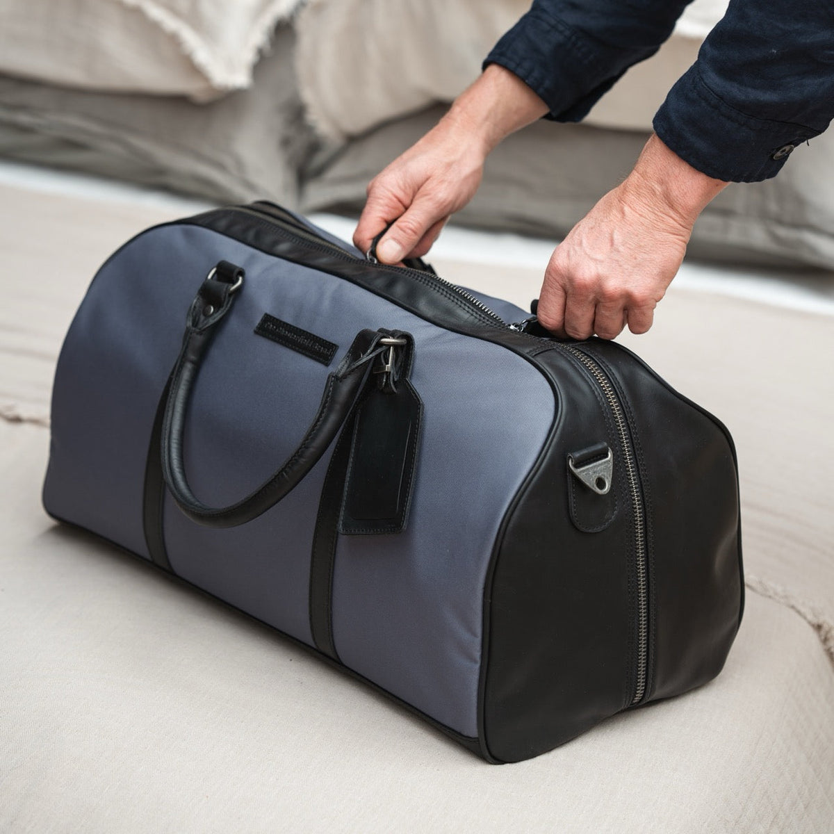 Tornio Full-Grain Leather Weekender Bag voor Dames - Structured Side Profile Showing Gusset Depth &amp; Expansion Capacity