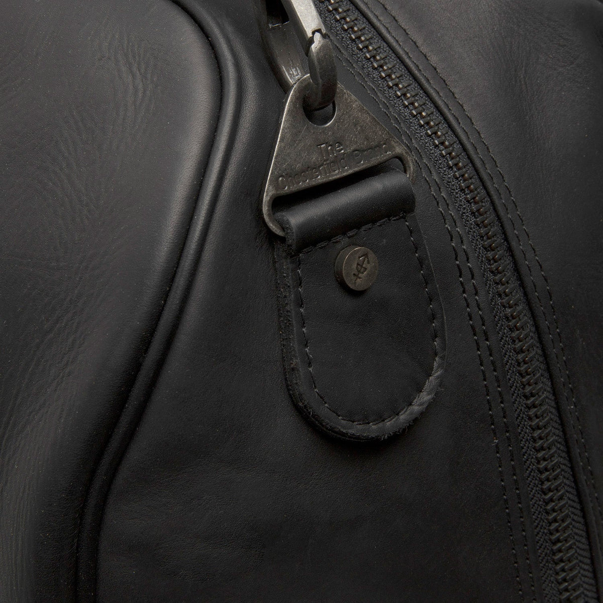 Solid Antique Brass Hardware &amp; Heavy-Duty Dual Zipper Detail on William Full-Grain Leather Weekender Bag voor Dames